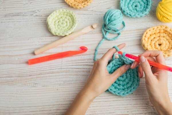 tejer con aguja de plástico un circulo a crochet con trapillo